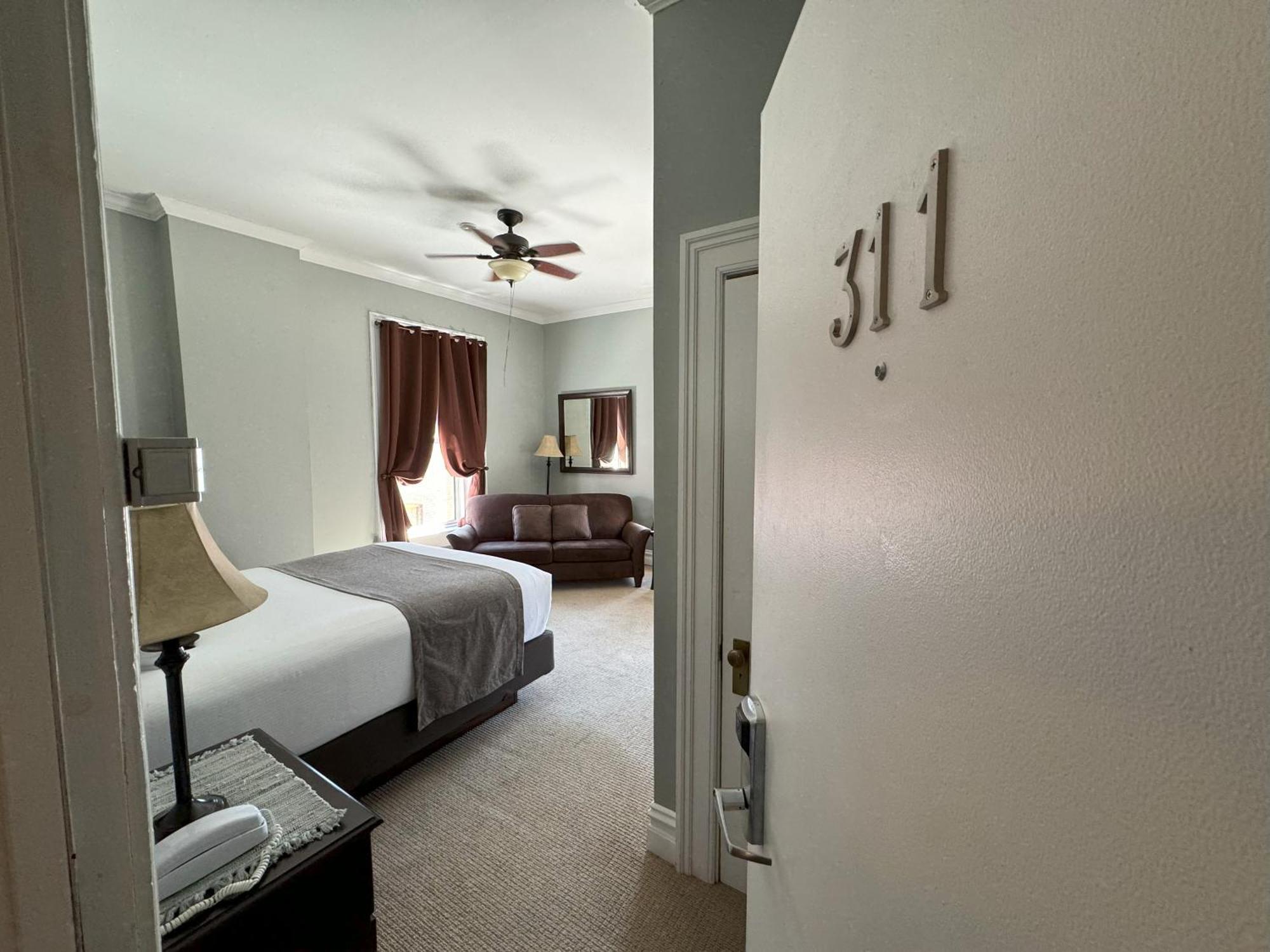 The Continental Hotel Centerville 外观 照片